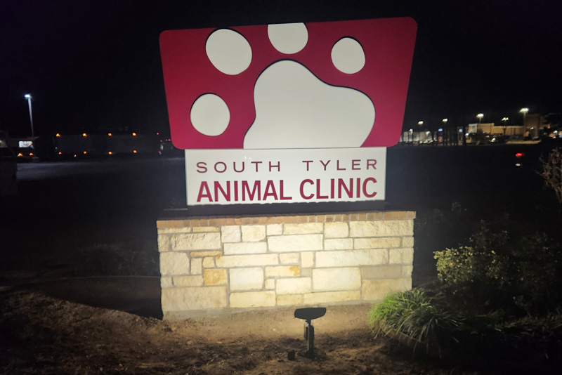 south tyler animal clinic sign outside at night with a light shining on it